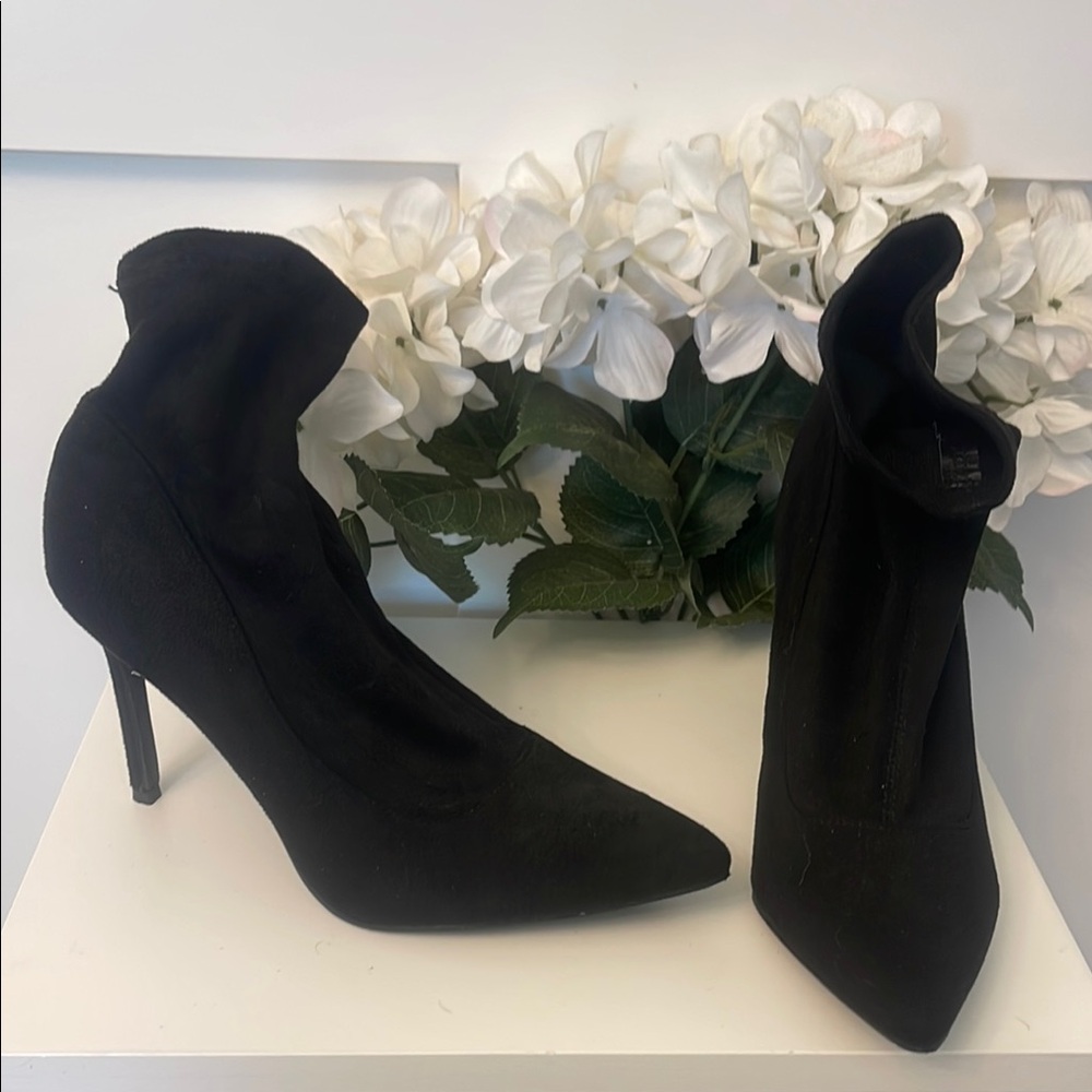 Forever 21 Black Heeled Boots Sleek Minimalist Design